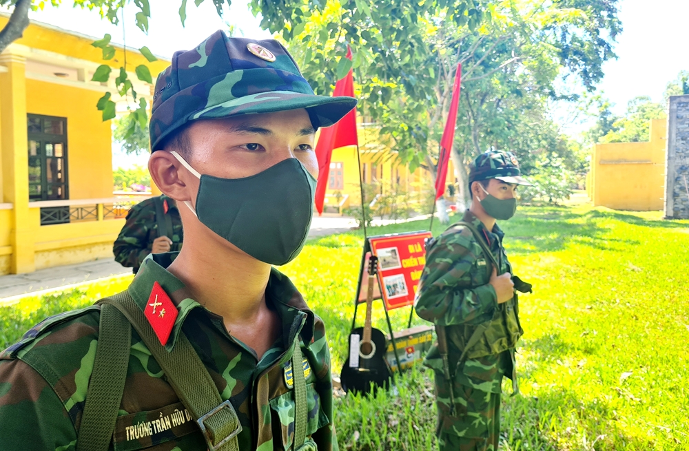 Chiến sĩ mới về đơn vị học các nội dung chuyên ngành trinh sát.